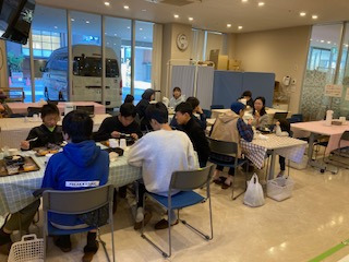 2025年11月の誰でも食堂食事風景。